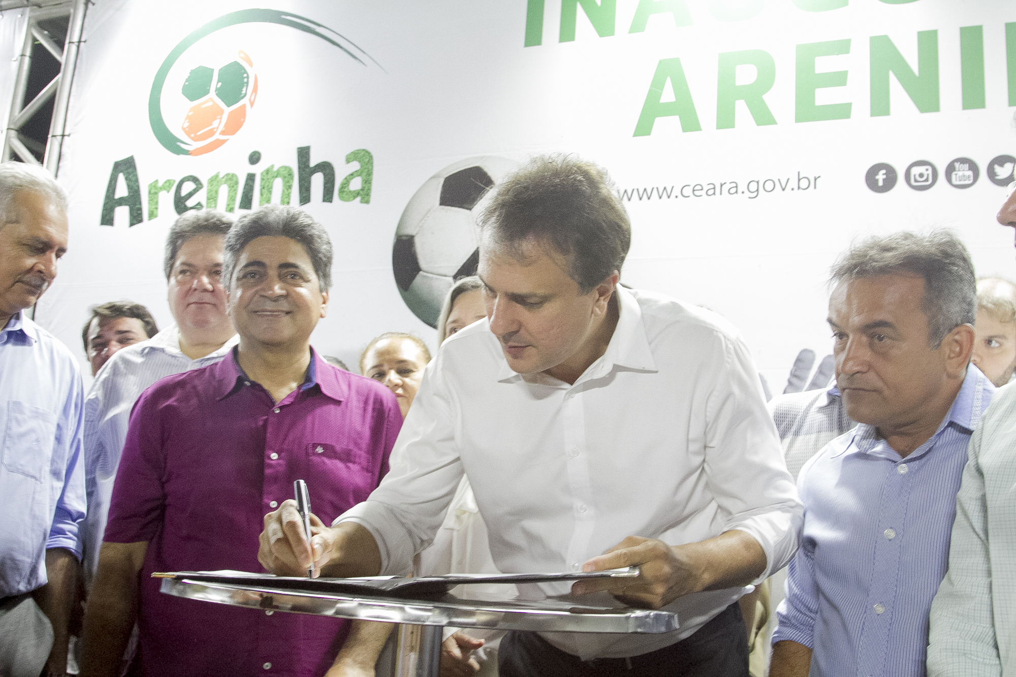 Em Quixadá, governador inaugura mais uma areninha e autoriza restauração de trecho da CE-265