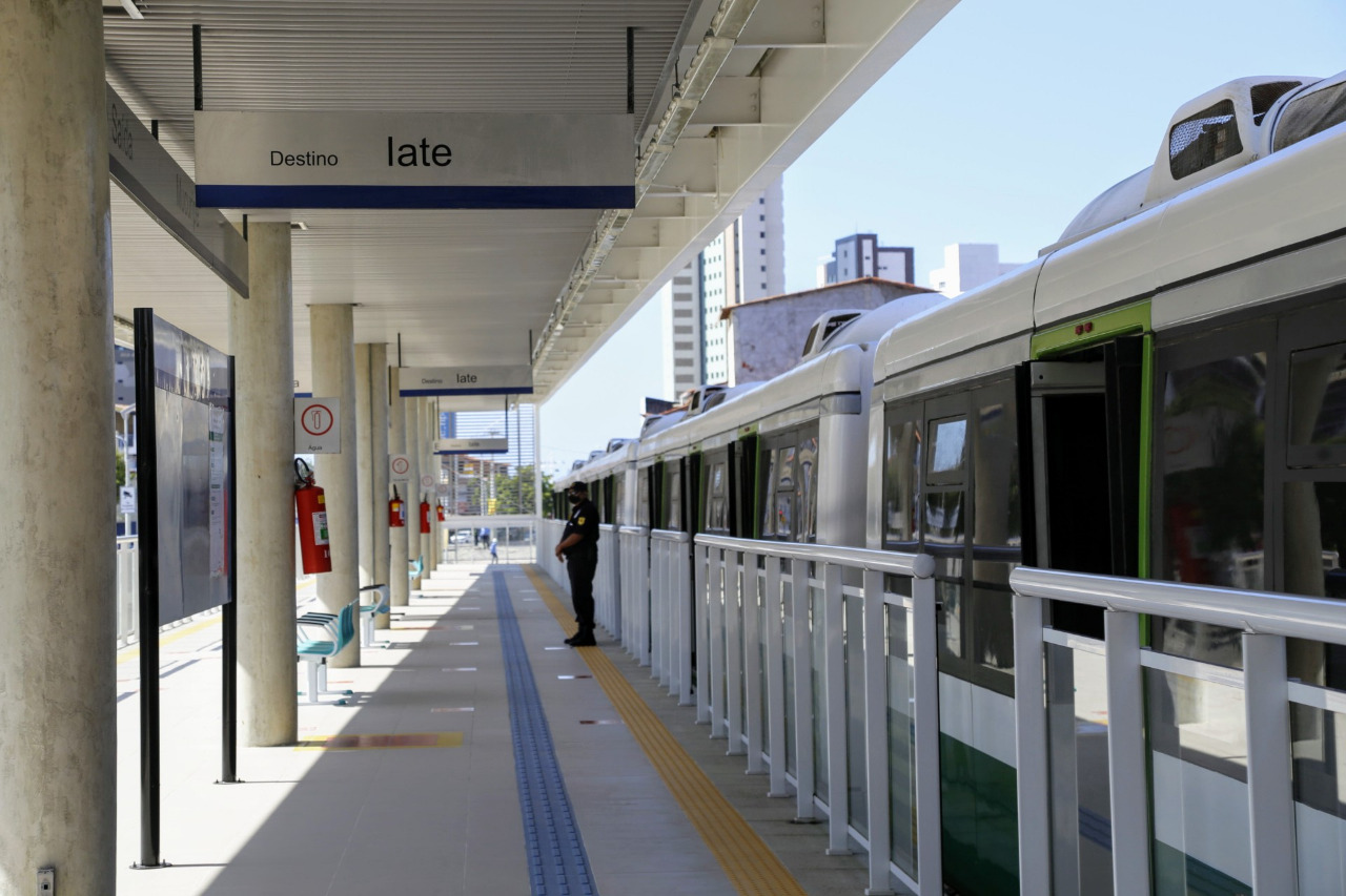 Governo do Ceará entrega as duas últimas estações do VLT; serviço tem horário ampliado e continua em operação assistida
