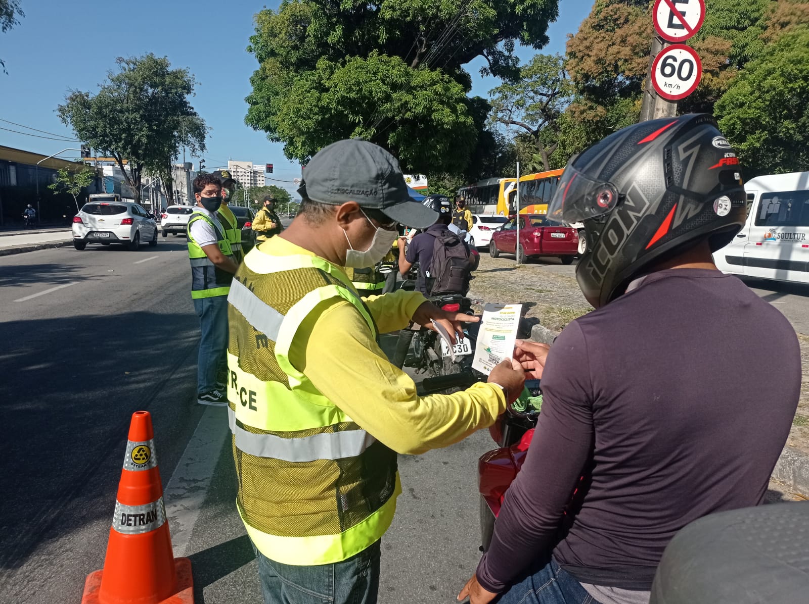Detran-CE realiza blitz educativa na Avenida Godofredo Maciel para celebrar o Dia do Motociclista