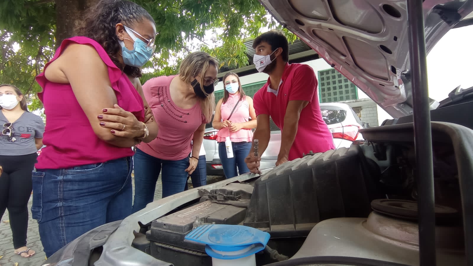 Agentes de trânsito concluem curso de Noções de Mecânica para Mulheres
