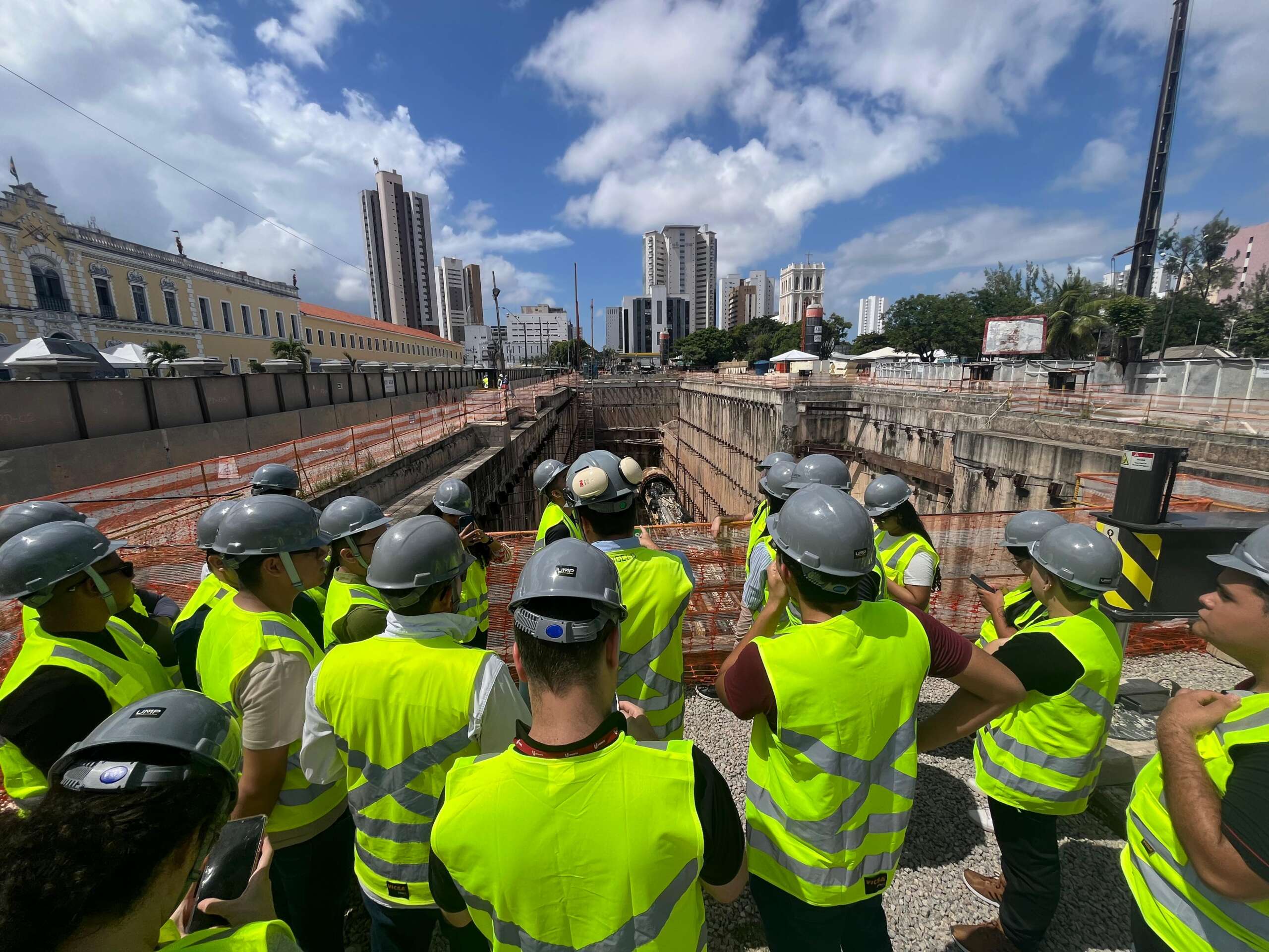 Universitários de Sobral visitam canteiro de obras da Linha Leste do Metrô de Fortaleza