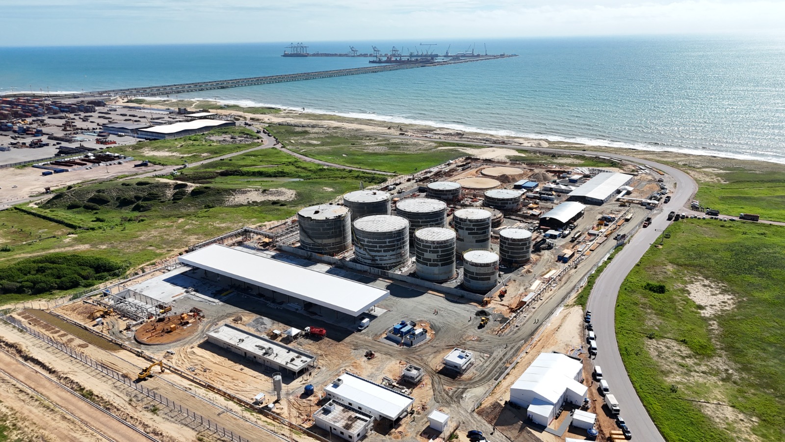 Governo do Ceará avança na consolidação do hub de granel líquido com obras do terminal da Dislub Equador, no Pecém